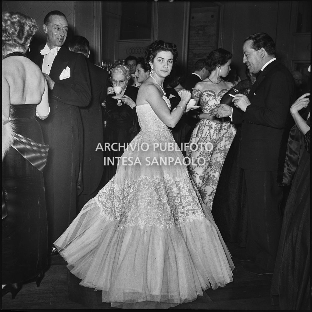 Estella Stefanoni nel foyer del Teatro alla Scala in occasione della serata inaugurale della stagione lirica 1953-1954 con l'opera "La Wally", di Alfredo Catalani, diretta da Carlo Maria Giulini, con la regia di Tatiana Pavlova