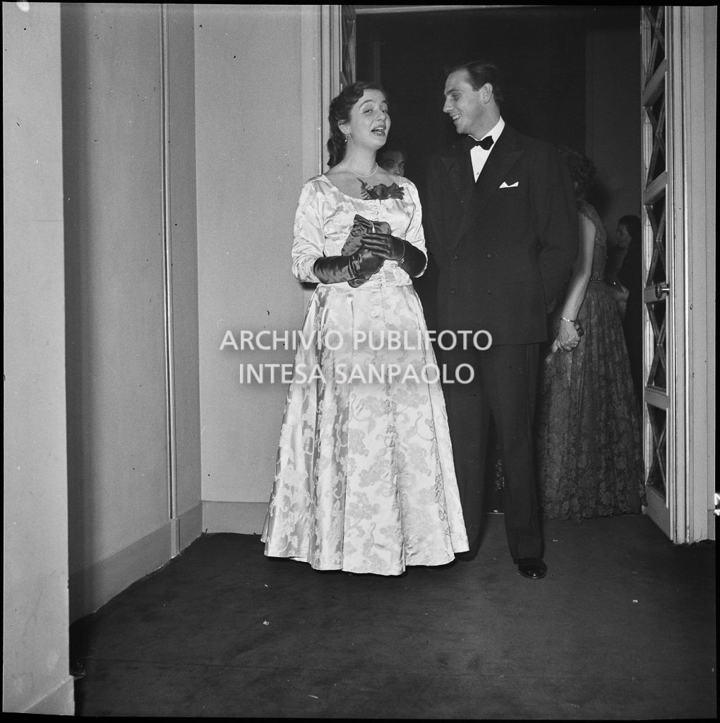 I coniugi Truzzi al Teatro alla Scala in occasione della serata inaugurale della stagione lirica 1953-1954 con l'opera "La Wally", di Alfredo Catalani, diretta da Carlo Maria Giulini, con la regia di Tatiana Pavlova