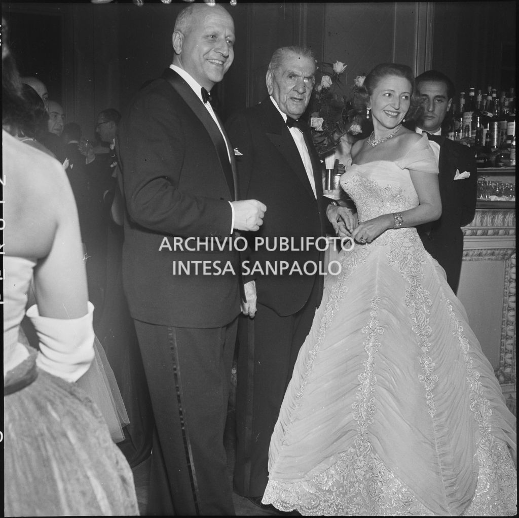 Anna Maria Brigatti, Vincenzo Brigatti e Renzo Guani, al Teatro alla Scala, in occasione della serata inaugurale della stagione lirica 1953-1954 con l'opera "La Wally", di Alfredo Catalani, diretta da Carlo Maria Giulini, con la regia di Tatiana Pavlova