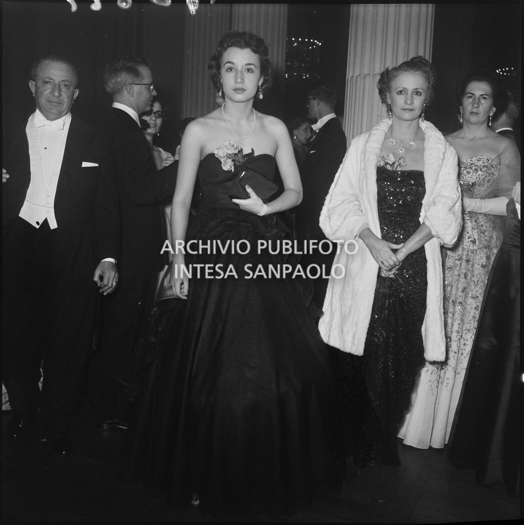 Giovanna Lomazzi al Teatro alla Scala in occasione della serata inaugurale della stagione lirica 1953-1954 con l'opera "La Wally", di Alfredo Catalani, diretta da Carlo Maria Giulini, con la regia di Tatiana Pavlova