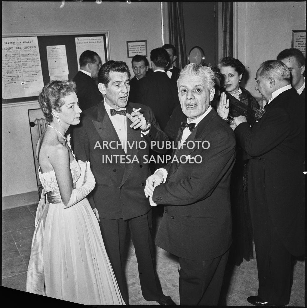 Da sinistra, Felicia Montealegre, Leonard Bernstein e Antonio Ghiringhelli, soprintendente del Teatro alla Scala, in occasione della serata inaugurale della stagione lirica 1953-1954 con l'opera "La Wally", di Alfredo Catalani, diretta da Carlo Maria Giulini, con la regia di Tatiana Pavlova