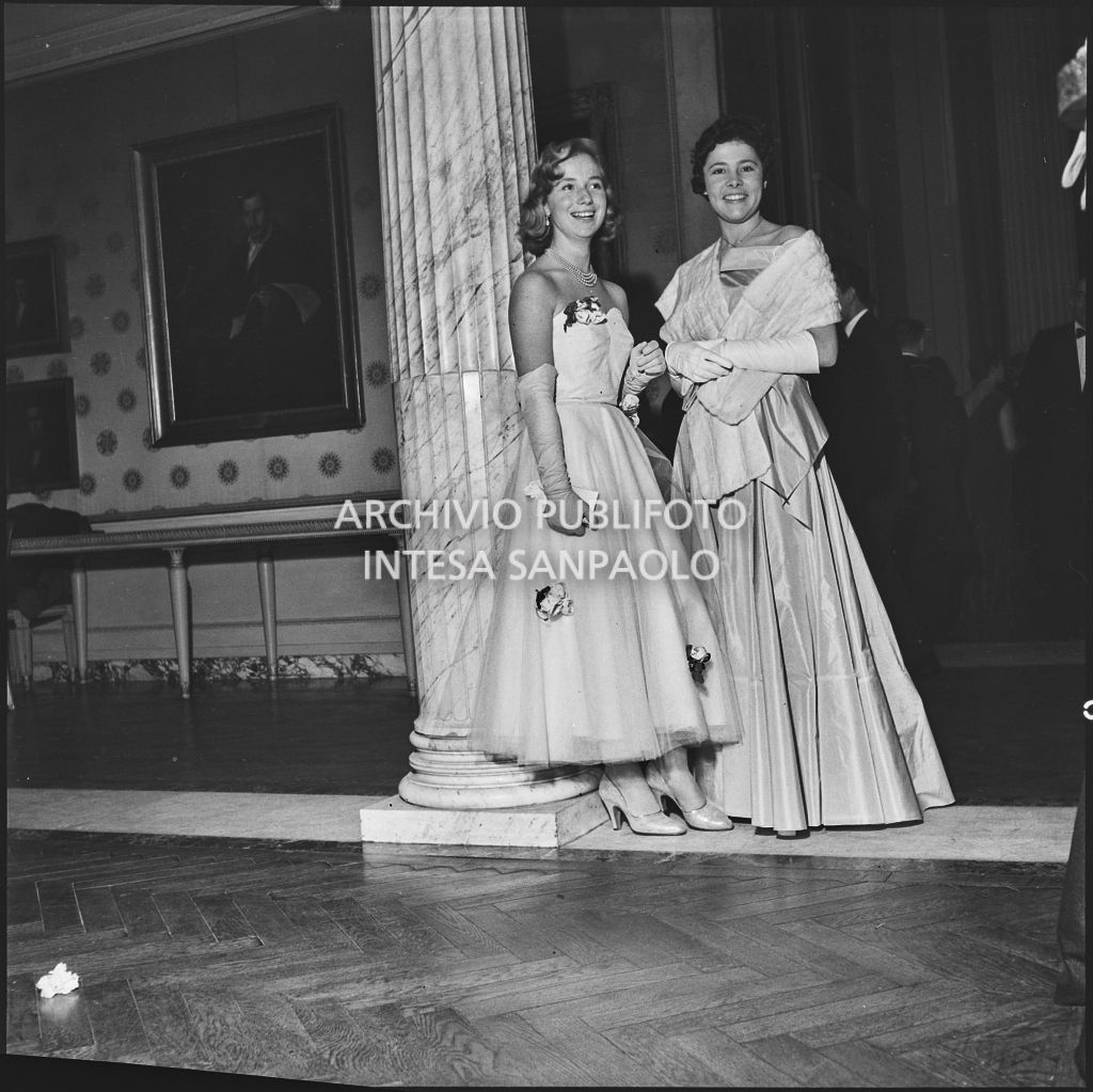 Ingeborg Ferro e Alice Luzzatto Fegitz nel foyer del Teatro alla Scala in occasione della serata inaugurale della stagione lirica 1953-1954 con l'opera "La Wally", di Alfredo Catalani, diretta da Carlo Maria Giulini, con la regia di Tatiana Pavlova