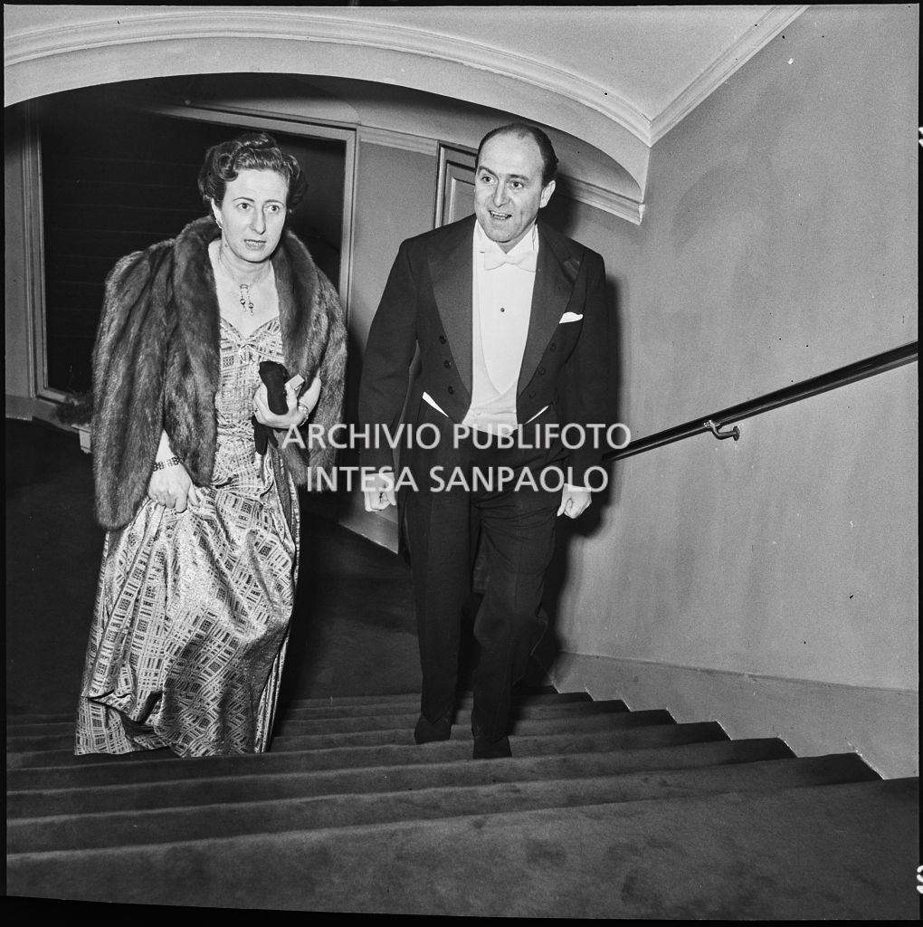 I coniugi Casati al Teatro alla Scala in occasione della serata inaugurale della stagione lirica 1953-1954 con l'opera "La Wally", di Alfredo Catalani, diretta da Carlo Maria Giulini, con la regia di Tatiana Pavlova