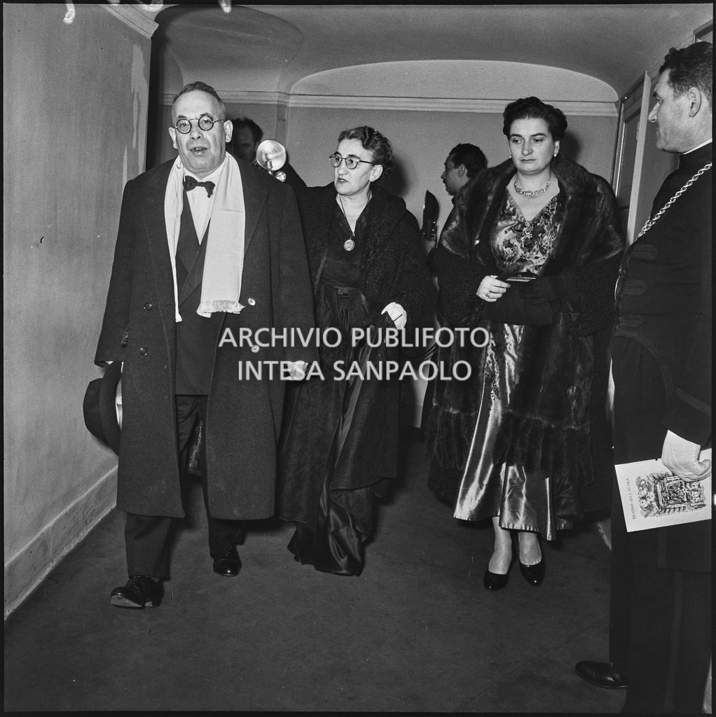 L'onorevole Piero Malvestiti al Teatro alla Scala, in occasione della serata inaugurale della stagione lirica 1953-1954 con l'opera "La Wally", di Alfredo Catalani, diretta da Carlo Maria Giulini, con la regia di Tatiana Pavlova