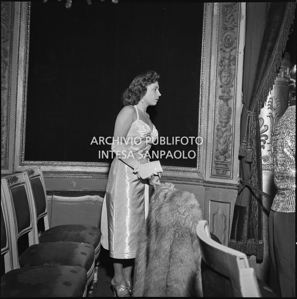 Mimi Ansaldo in un palco al Teatro alla Scala in occasione della serata inaugurale della stagione lirica 1954-1955 con l'opera "La Vestale", di Gaspare Spontini, diretta da Antonino Votto, con la regia di Luchino Visconti