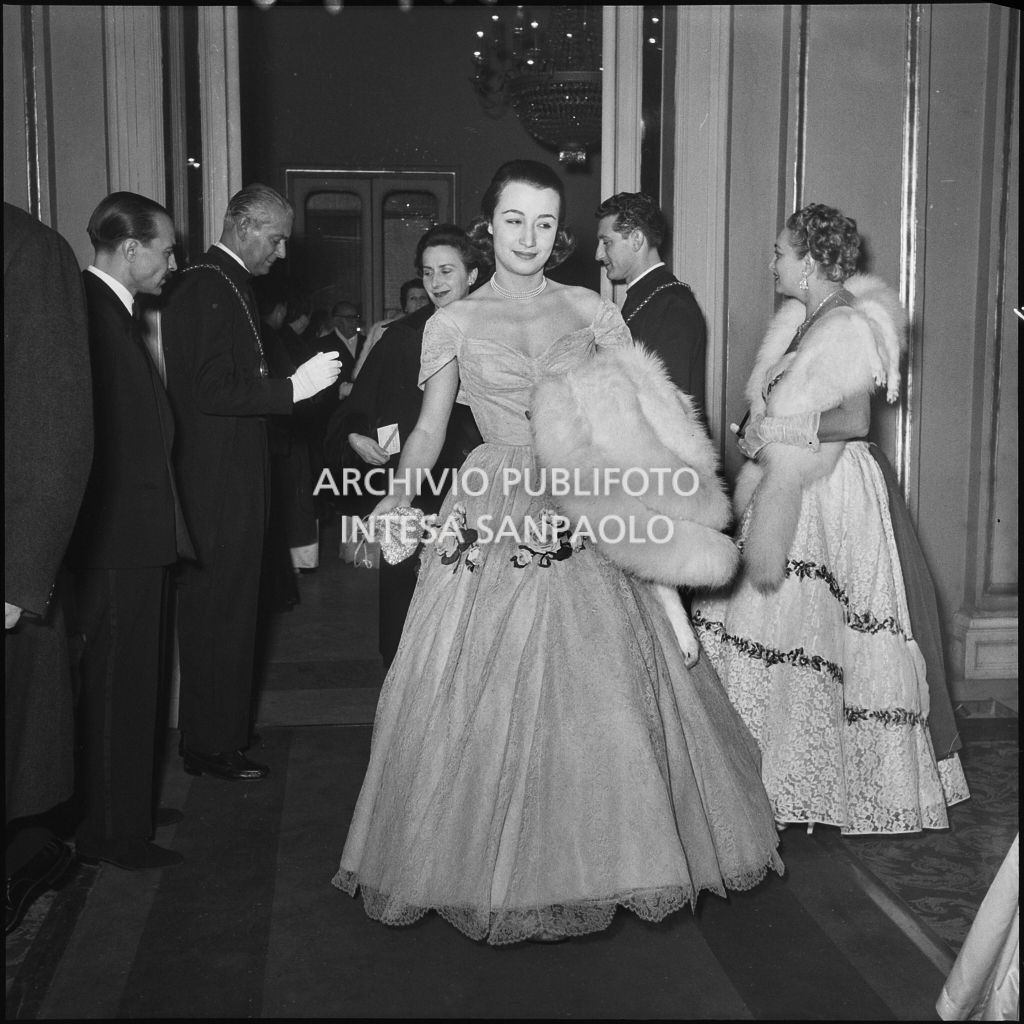 Giovanna Lomazzi al Teatro alla Scala la sera dell'inaugurazione della stagione lirica 1954-1955 con l'opera "La Vestale", di Gaspare Spontini, diretta da Antonino Votto, con la regia di Luchino Visconti