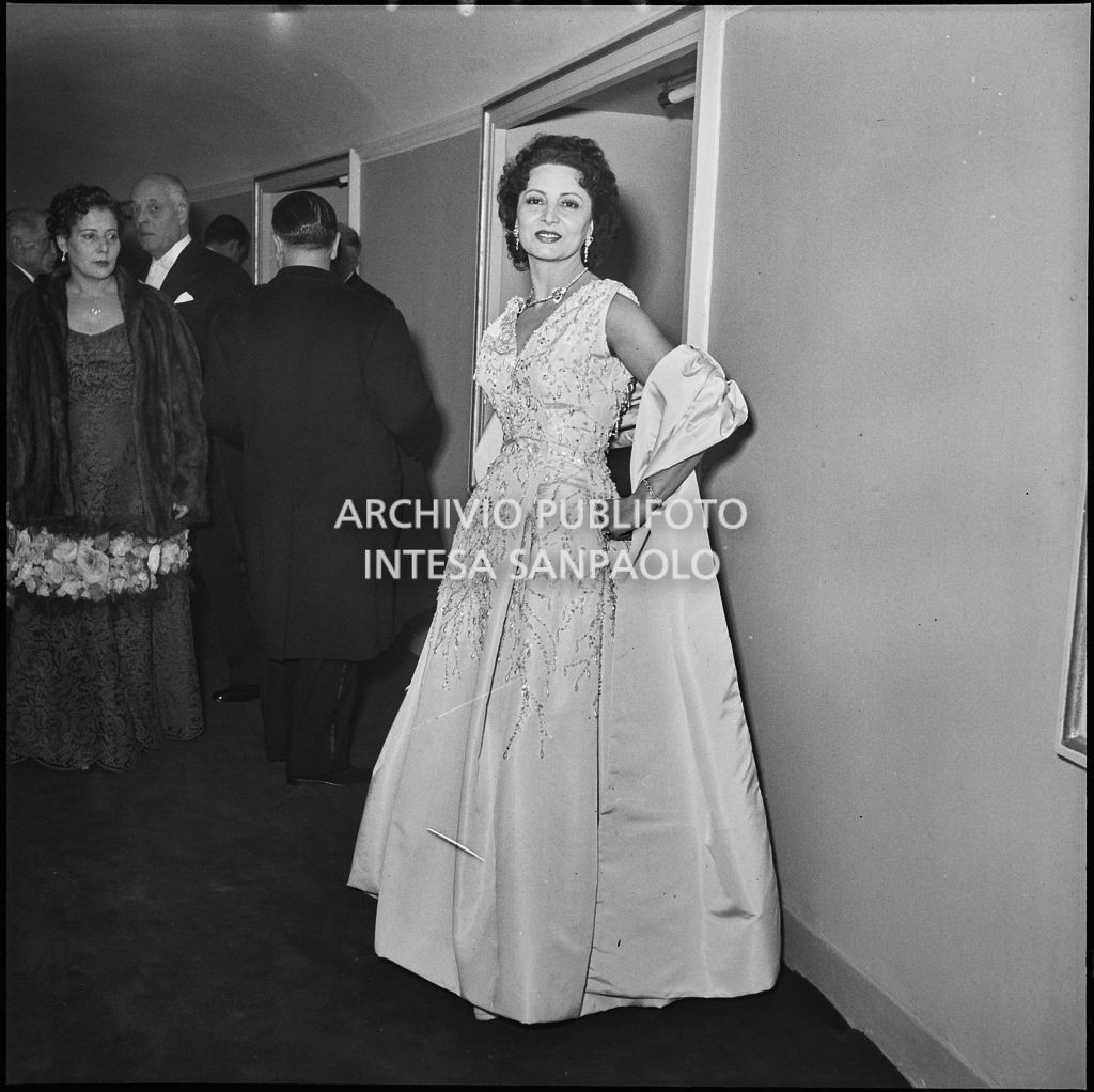 La baronessa Bianca Maria Hubner al Teatro alla Scala in occasione della serata inaugurale della stagione lirica 1954-1955 con l'opera "La Vestale", di Gaspare Spontini, diretta da Antonino Votto, con la regia di Luchino Visconti