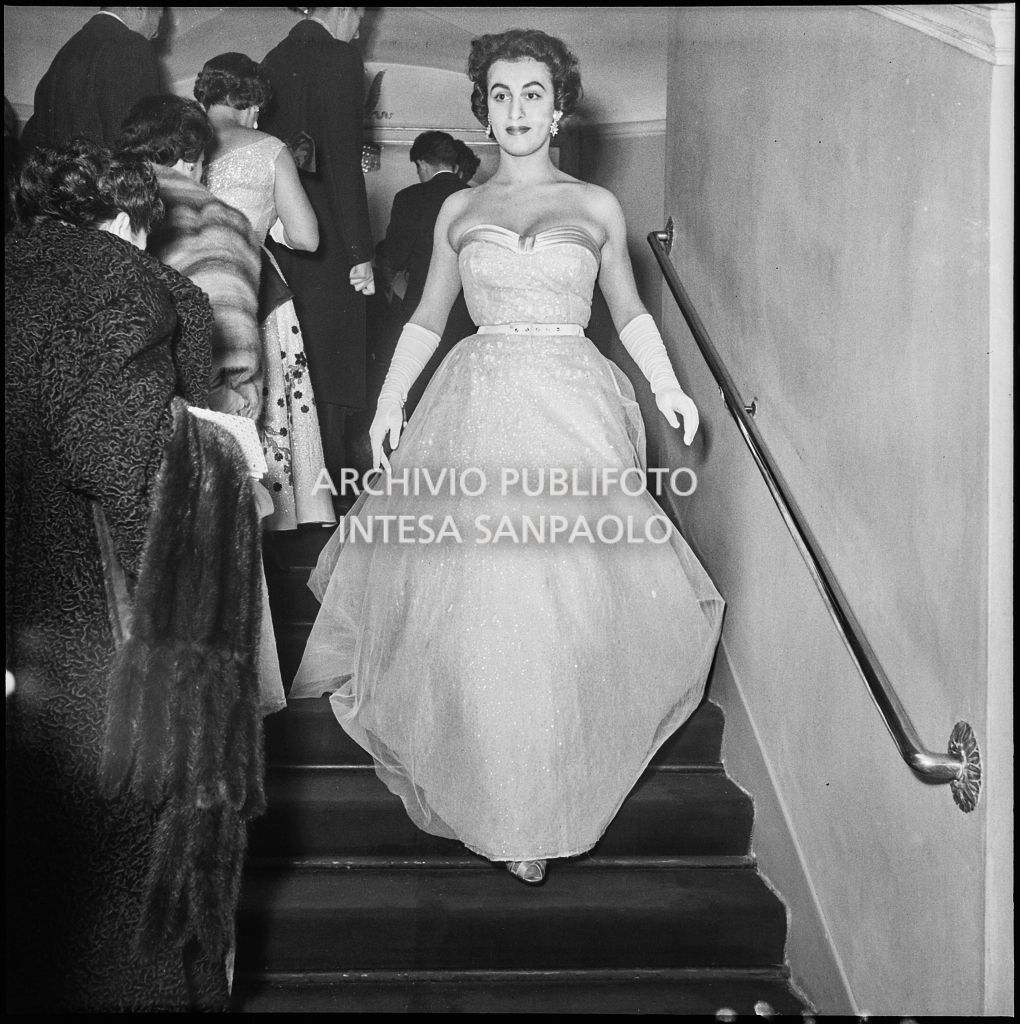 Eliana de Sabata al Teatro alla Scala in occasione della serata inaugurale della stagione lirica 1954-1955 con l'opera "La Vestale", di Gaspare Spontini, diretta da Antonino Votto, con la regia di Luchino Visconti