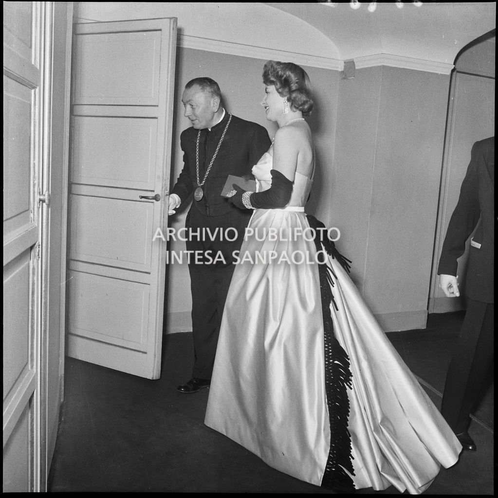Enrica Invernizzi accede al suo palco al Teatro alla Scala in occasione della serata inaugurale della stagione lirica 1954-1955 con l'opera "La Vestale", di Gaspare Spontini, diretta da Antonino Votto, con la regia di Luchino Visconti