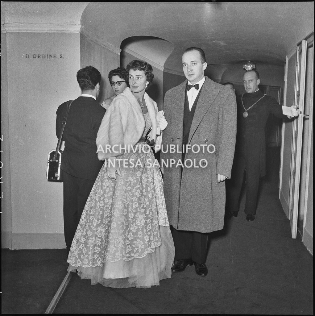 I coniugi Vismara al Teatro alla Scala in occasione della serata inaugurale della stagione lirica 1954-1955 con l'opera "La Vestale", di Gaspare Spontini, diretta da Antonino Votto, con la regia di Luchino Visconti