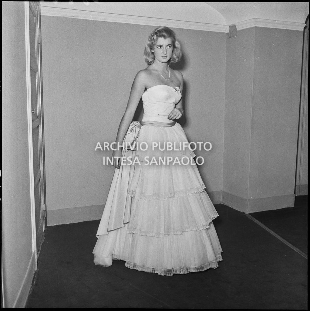 Lu Austoni al Teatro alla Scala in occasione della serata inaugurale della stagione lirica 1954-1955 con l'opera "La Vestale", di Gaspare Spontini, diretta da Antonino Votto, con la regia di Luchino Visconti