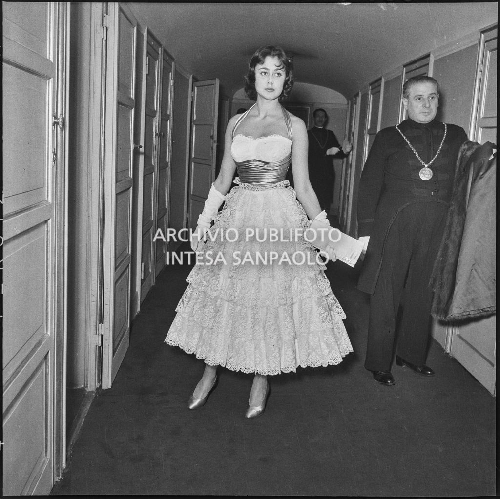 Sonia Spezia al Teatro alla Scala in occasione della serata inaugurale della stagione lirica 1954-1955 con l'opera "La Vestale", di Gaspare Spontini, diretta da Antonino Votto, con la regia di Luchino Visconti