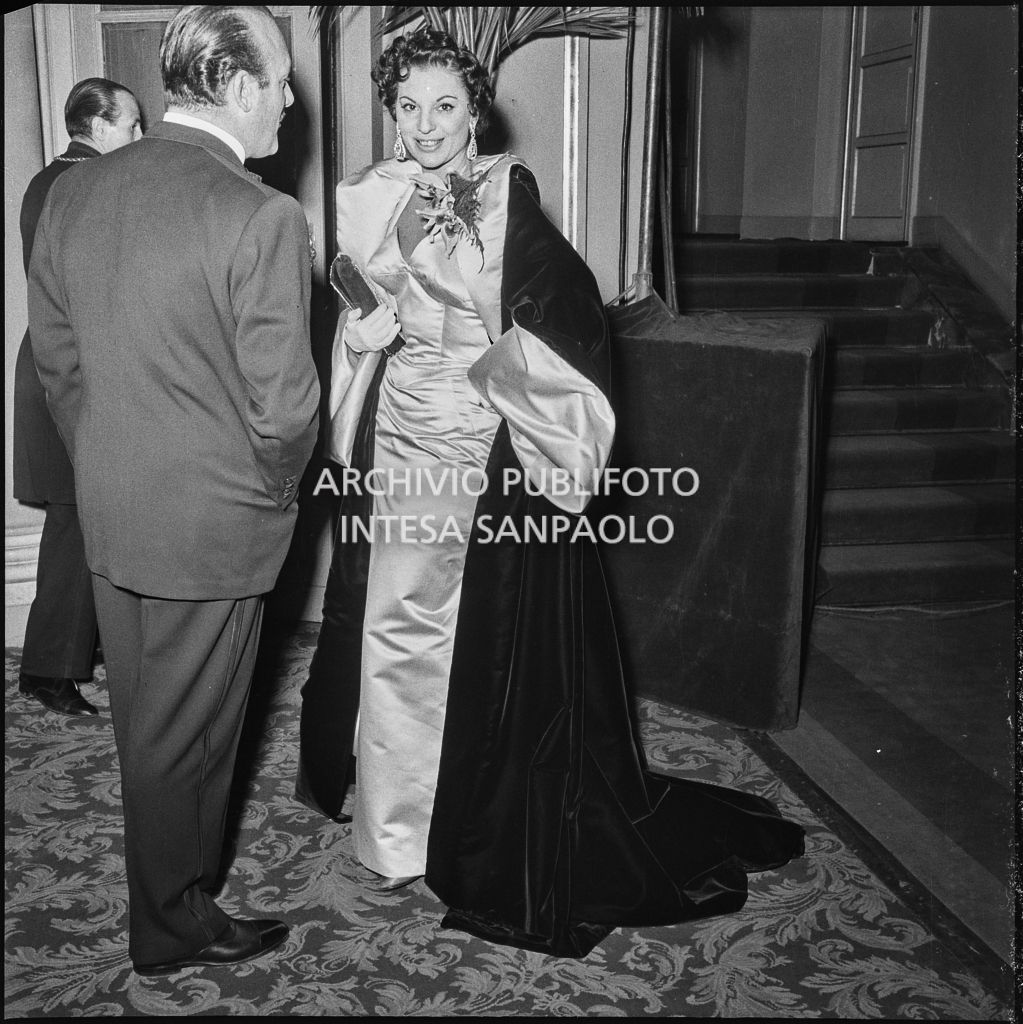 Linda White nel foyer del Teatro alla Scala in occasione della serata inaugurale della stagione lirica 1954-1955 con l'opera "La Vestale", di Gaspare Spontini, diretta da Antonino Votto, con la regia di Luchino Visconti