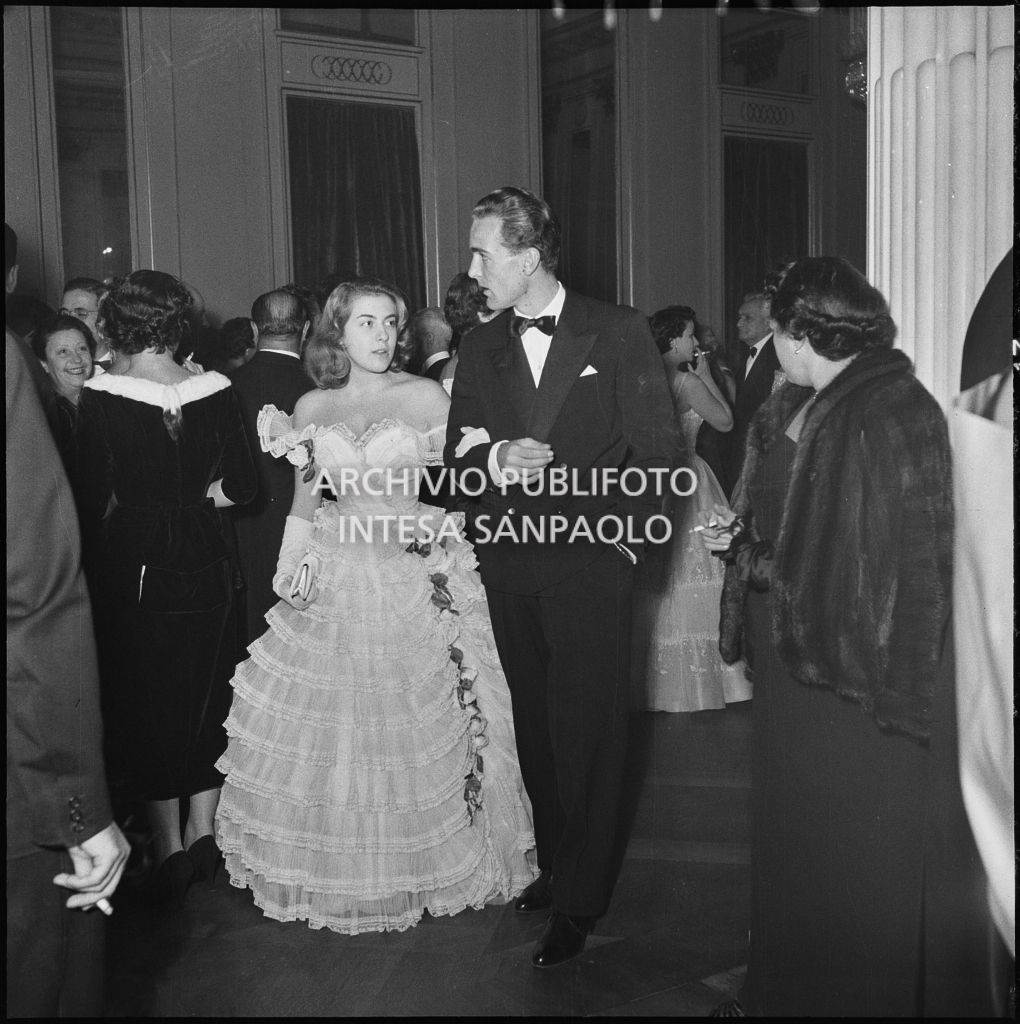 I coniugi Zanotta nel ridotto del Teatro alla Scala in occasione della serata inaugurale della stagione lirica 1954-1955 con l'opera "La Vestale", di Gaspare Spontini, diretta da Antonino Votto, con la regia di Luchino Visconti