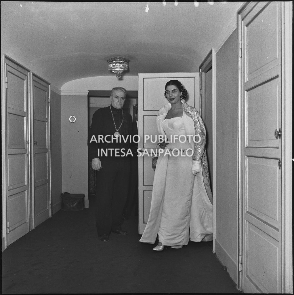 La contessa Dompè esce dal palco, al Teatro alla Scala, in occasione della serata inaugurale della stagione lirica 1954-1955 con l'opera "La Vestale", di Gaspare Spontini, diretta da Antonino Votto, con la regia di Luchino Visconti