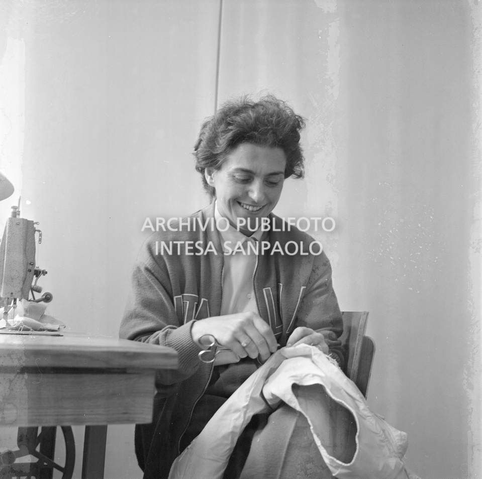 La schermitrice Irene Camber si rammenda la divisa nei giorni della  XVII Olimpiade a Roma