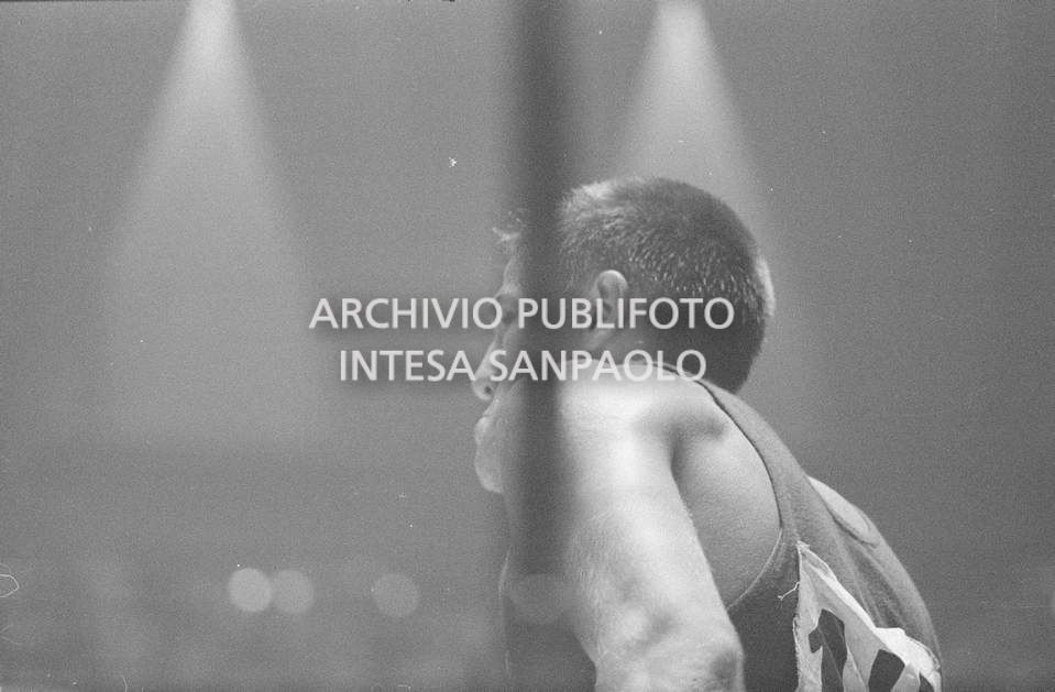 Il pugile Nino Benvenuti, che vincerà l'oro nella categoria pesi welter, sul ring alla XVII Olimpiade a Roma