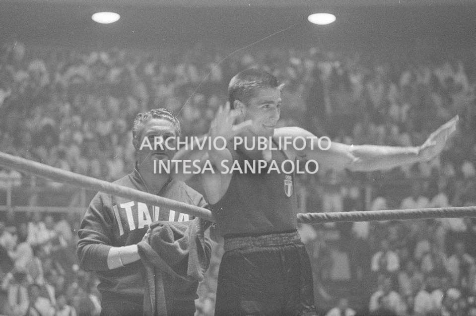 Il pugile Nino Benvenuti, che vincerà l'oro nella categoria pesi welter, sul ring alla XVII Olimpiade a Roma