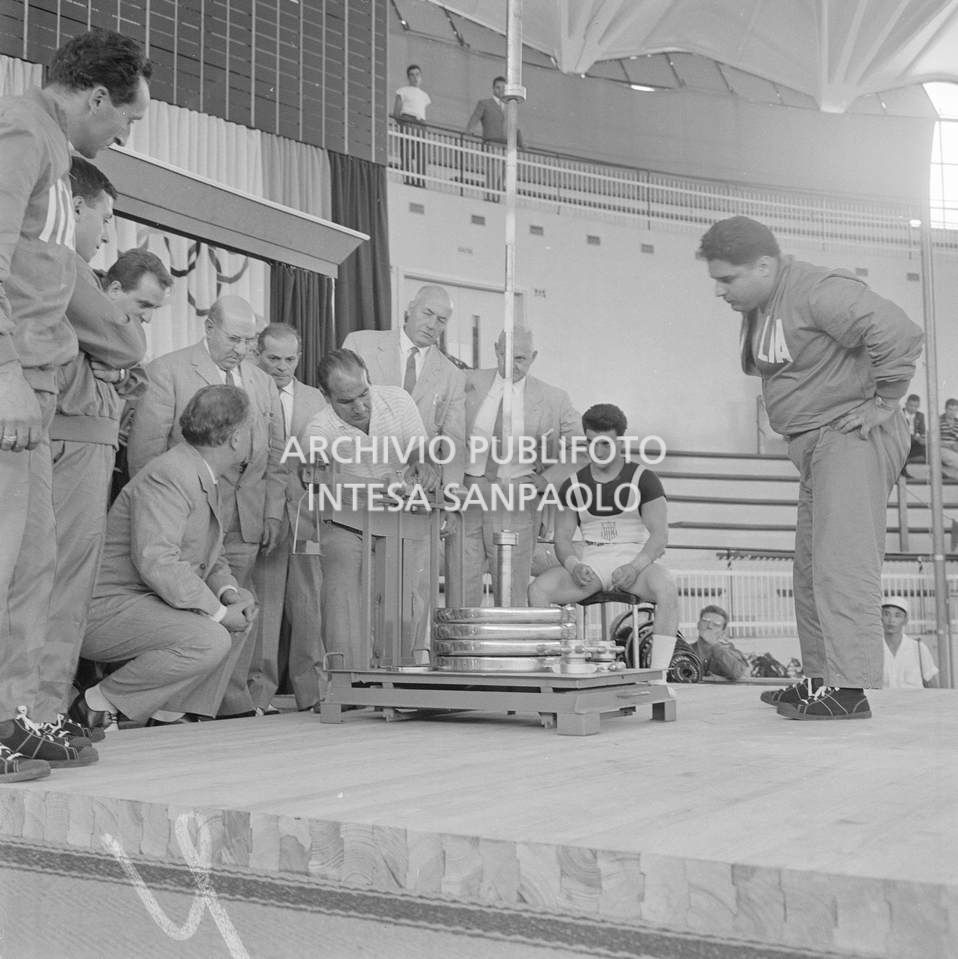 Pesata dei dischi per il sollevamento pesi, XVII Olimpiade a Roma
