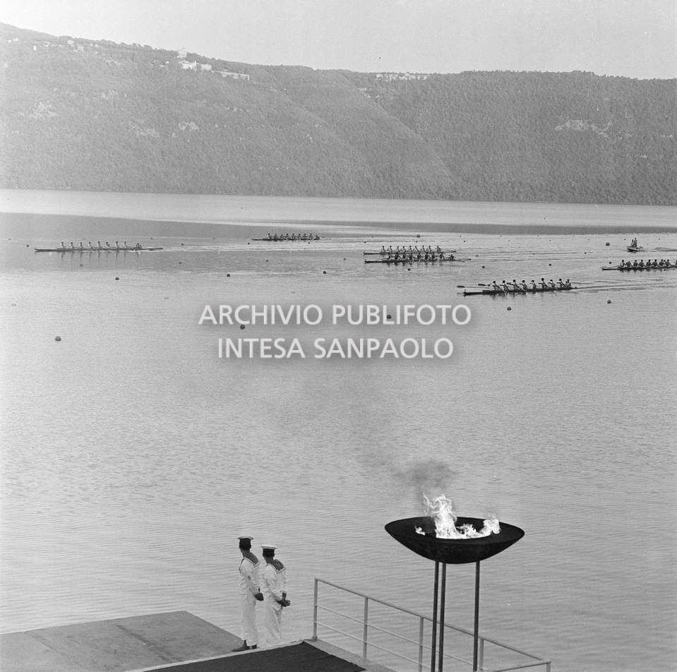 Gara di canottaggio sul lago Albano in occasione della XVII Olimpiade a Roma; in primo piano il braciere olimpico