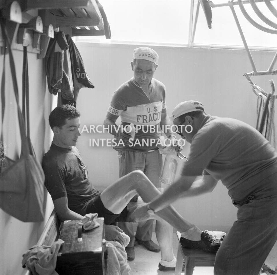 Livio Trapè, medaglia d'oro nella 100 km a squadre e medaglia d'argento nella prova in linea, in spogliatoio con gli assistenti sportivi della squadra U.S. Fracor Empoli, XVII Olimpiade a Roma