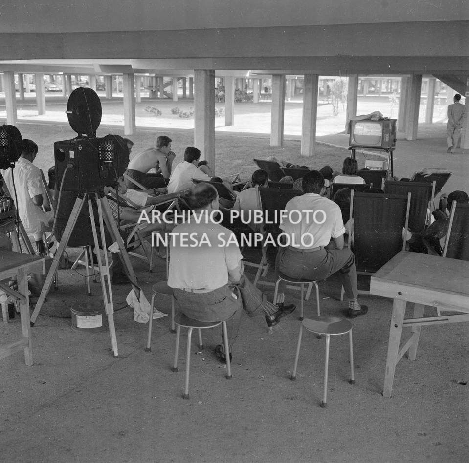 Giornalisti e addetti ai lavori guardano la televisione durante la XVII Olimpiade di Roma