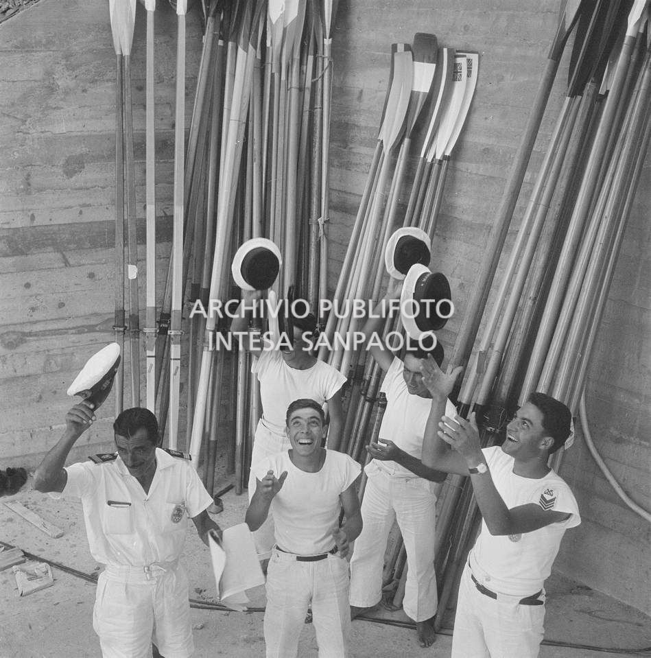 Membri della Marina Militare lanciano il cappello in aria, XVII Olimpiade di Roma