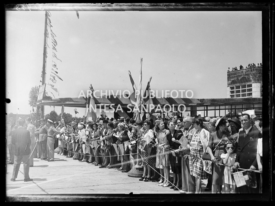 La folla in attesa dell'arrivo di Evita Perón in aereoporto<br>31953