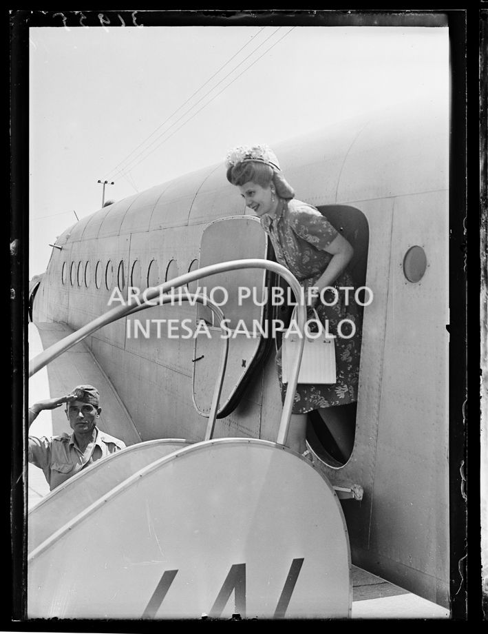 Evita Perón in arrivo a Milano con un velivolo della LAI - Linee Aeree Italiane<br>31955