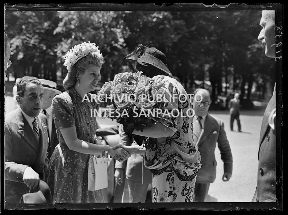 Evita Perón ricevere dei fiori in occasione della sua visita a Milano<br>31958