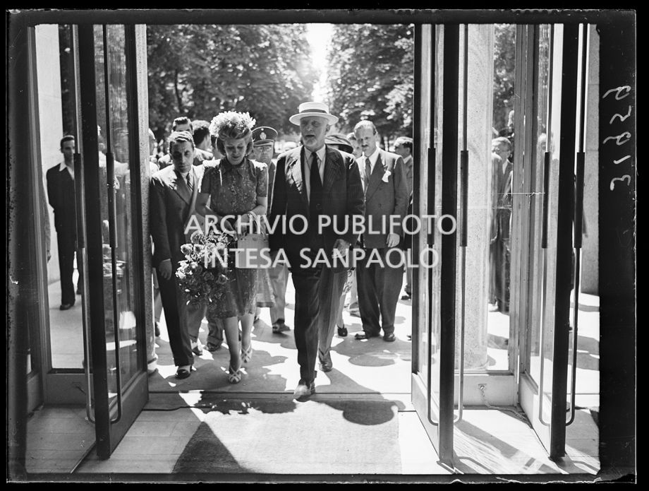 Evita Perón e il Ministro degli Esteri Italiano Carlo Sforza entrano in Triennale a Milano<br>31959