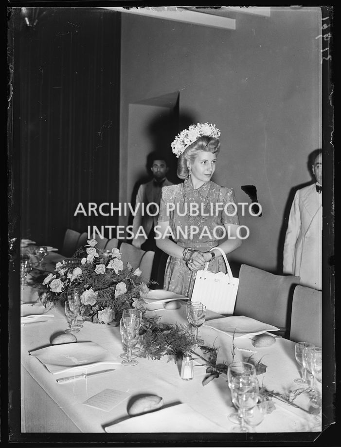 Evita Perón durante un ricevimento in occasione della sua visita<br>31961