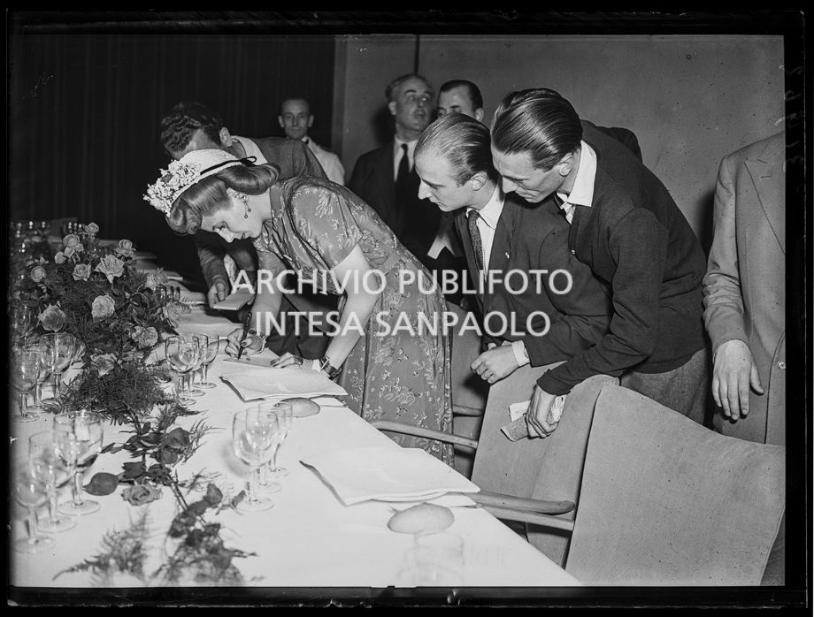 Evita Perón firma un autografo durante un ricevimento in occasione della sua visita<br>31962