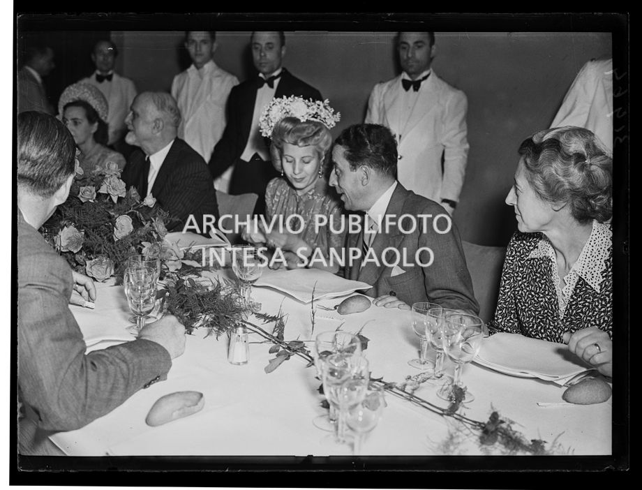 Evita Perón durante un ricevimento in occasione della sua visita<br>31964