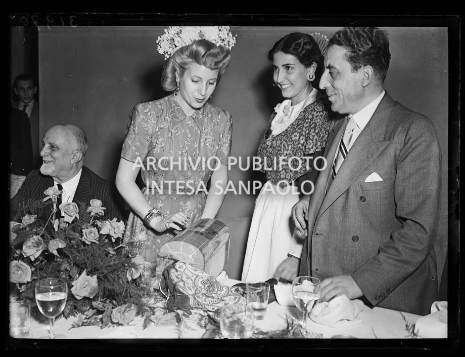 Evita Perón riceve un dono da una donna in abiti tradizionali durante un ricevimento in occasione della sua visita<br>31970