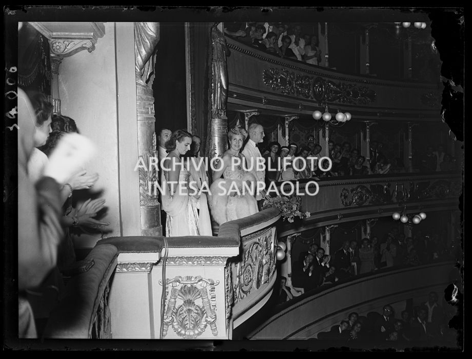 Evita Perón ritratta nel palco reale del Teatro alla Scala con il Ministro degli Esteri Italiano Carlo Sforza<br>32006