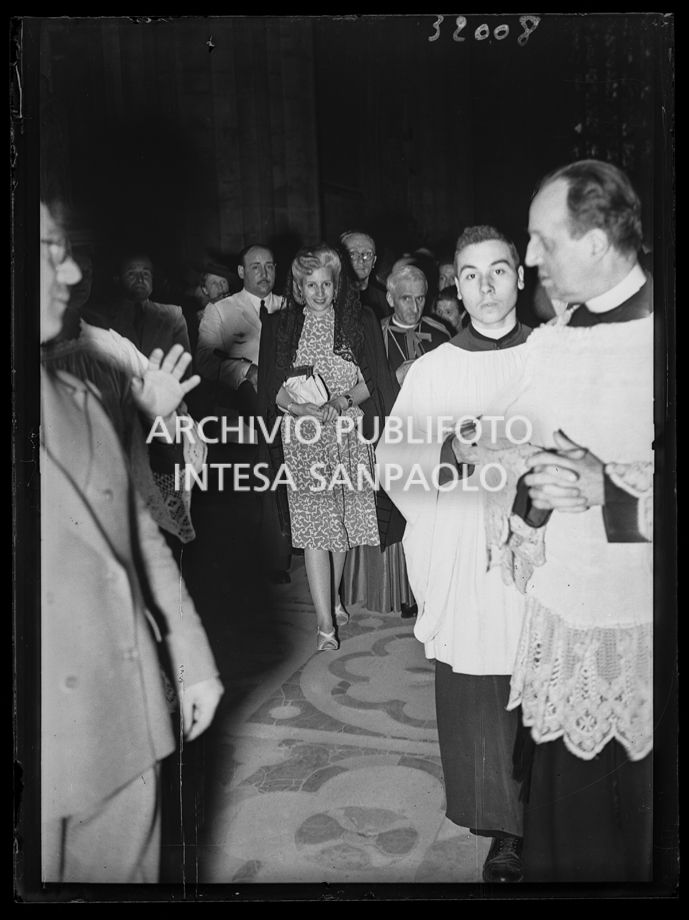 Evita Perón all'interno del Duomo di Milano<br>32008
