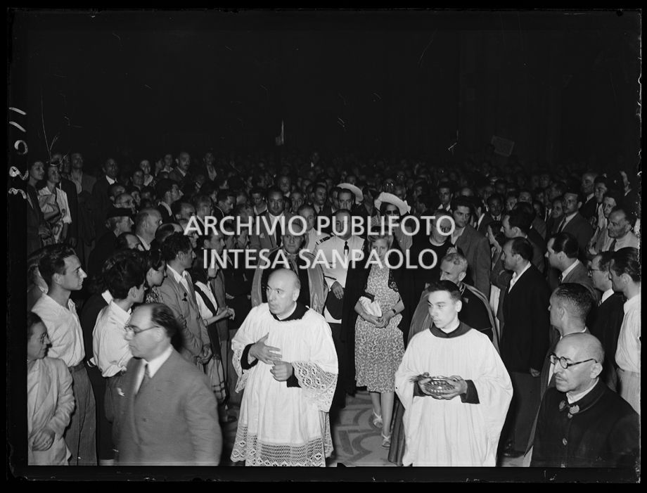Evita Perón all'interno del Duomo di Milano<br>32011