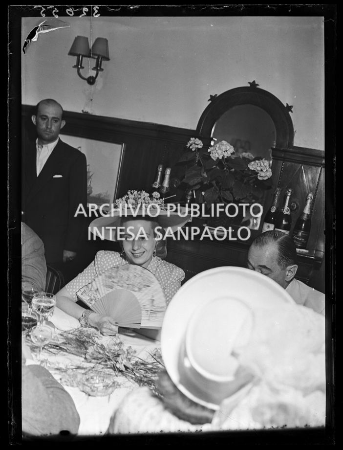 Evita Perón durante un ricevimento in occasione della sua partenza da Milano<br>32055