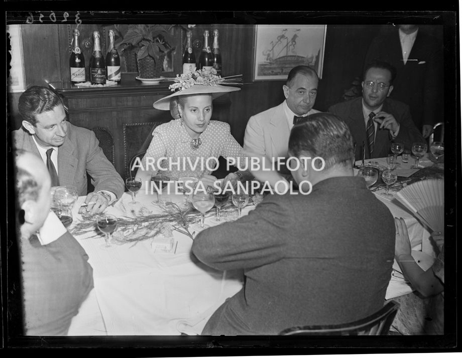 Evita Perón durante un ricevimento in occasione della sua partenza da Milano<br>32056