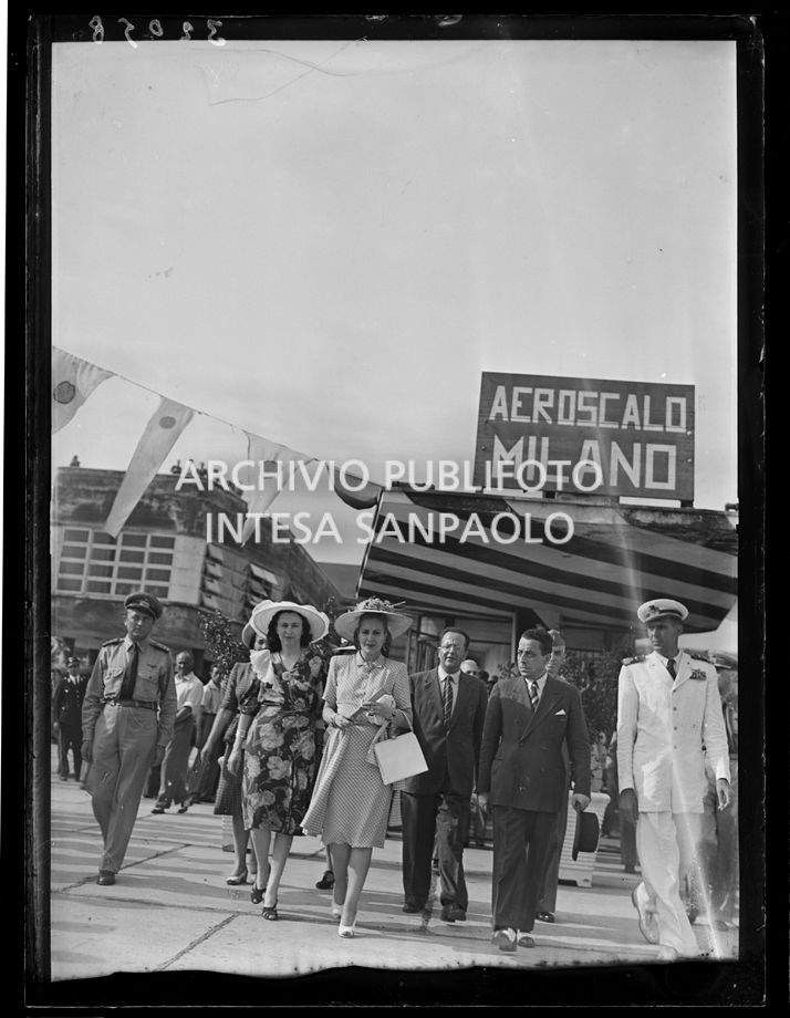 Evita Perón all'aeroporto in occasione della sua partenza<br>32058