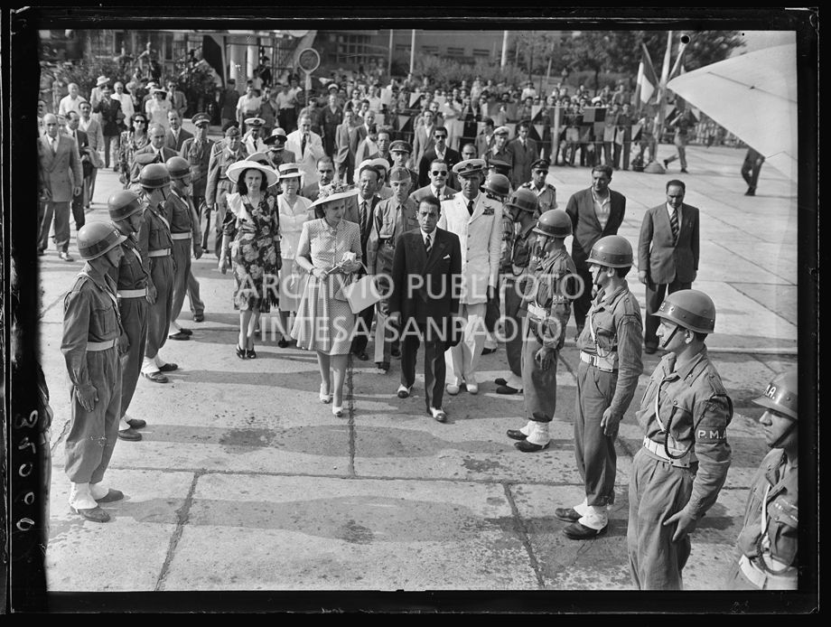 Evita Perón accompagnata da una delegazione verso l'aereo in occasione della sua partenza<br>32060