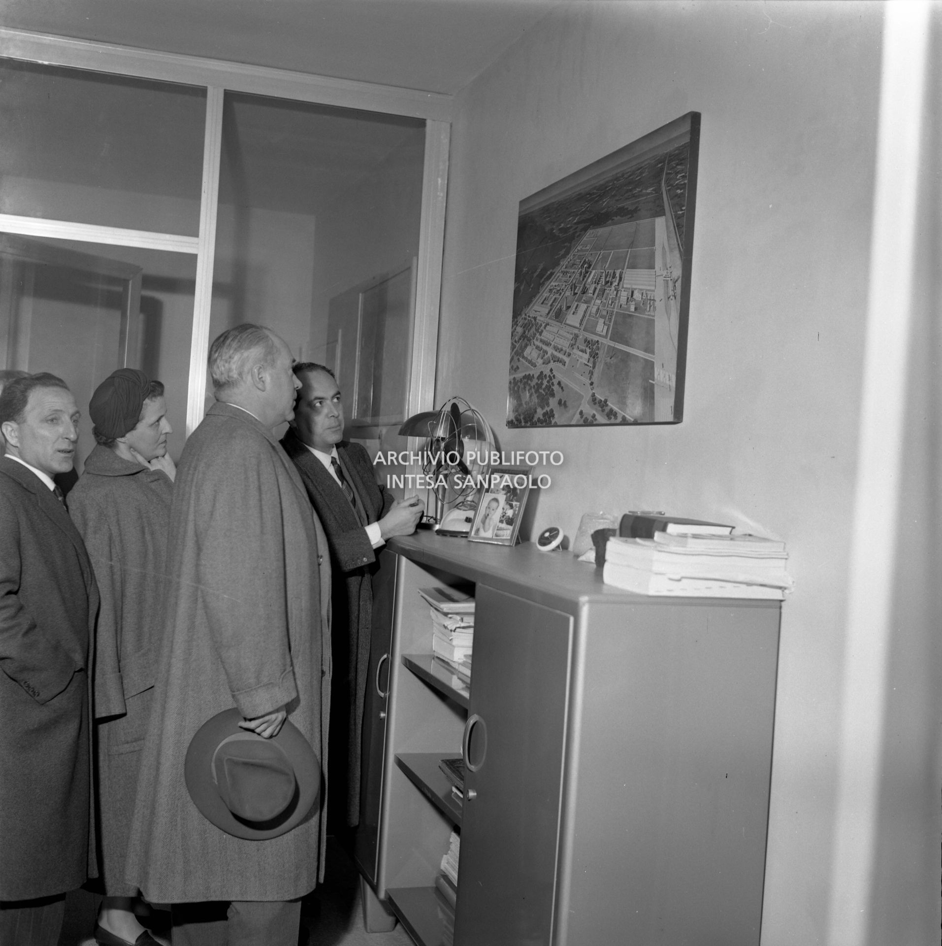 L'ambasciatore osserva una fotografia aerea dello stabilimento dell'ENI<br>441567