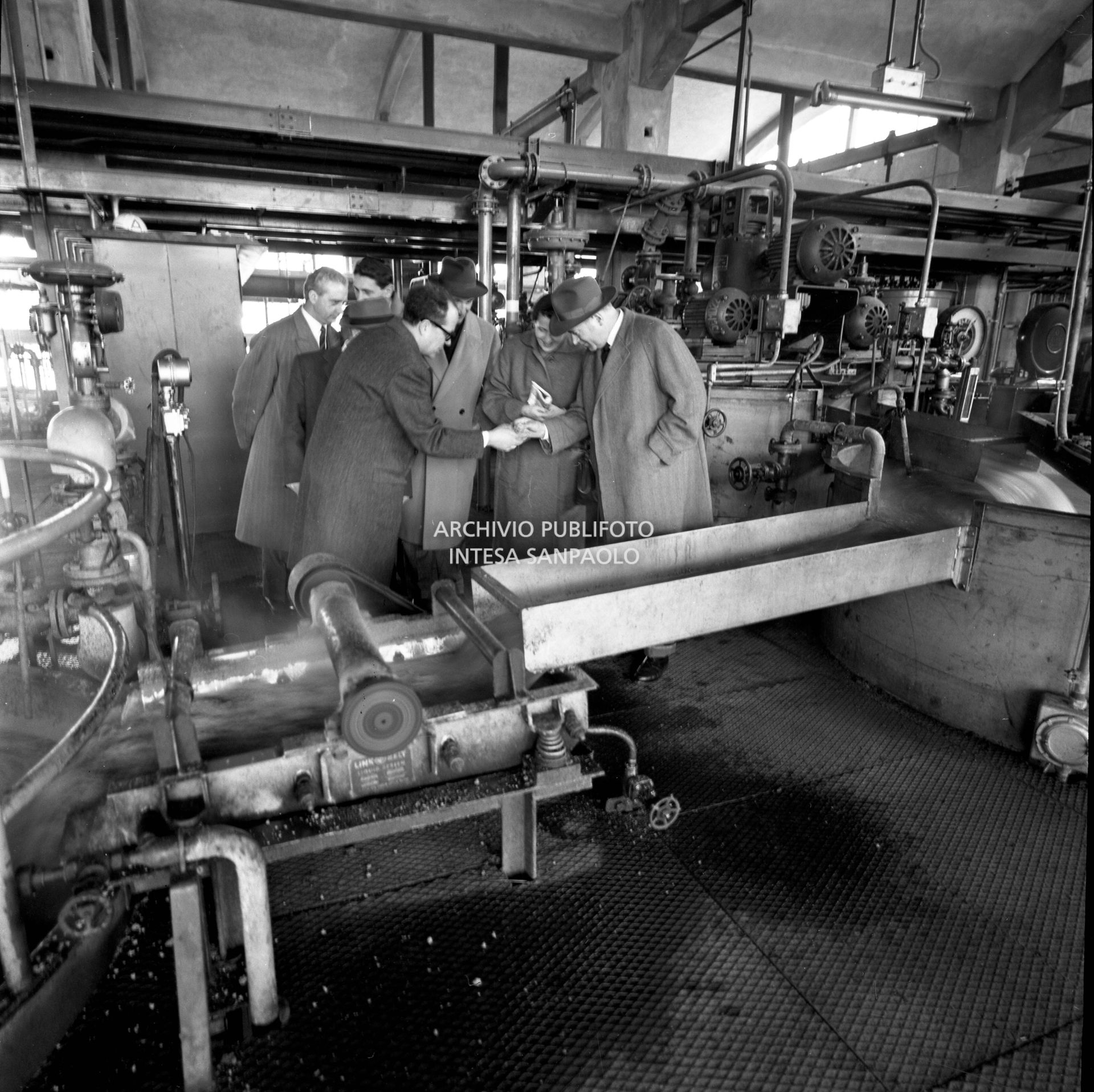 Interno dello stabilimento con i visitatori tra i macchinari in funzione<br>441569