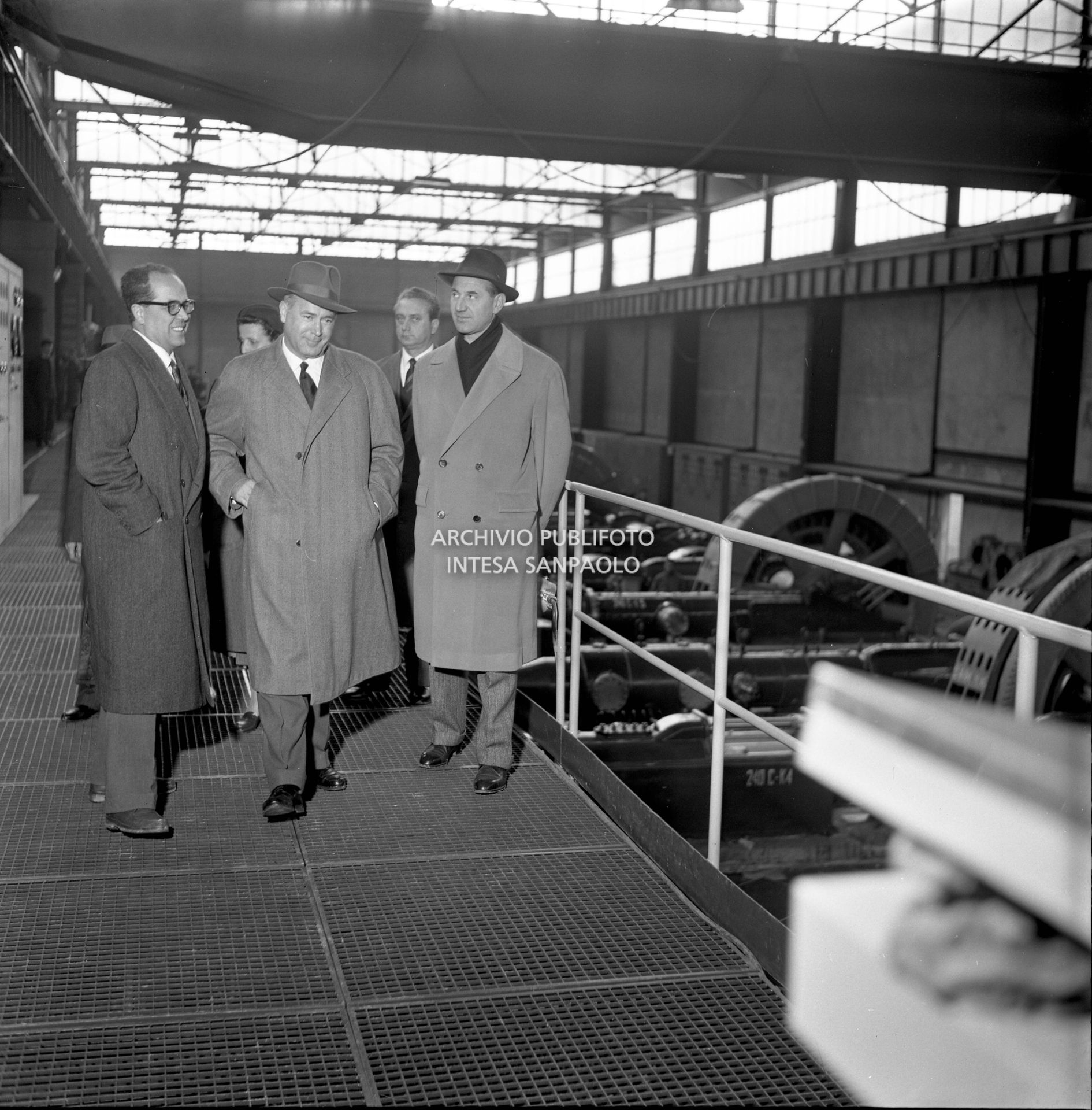 I visitatori camminano all'interno dello stabilimento; il primo da destra è Eugenio Cefis<br>441570