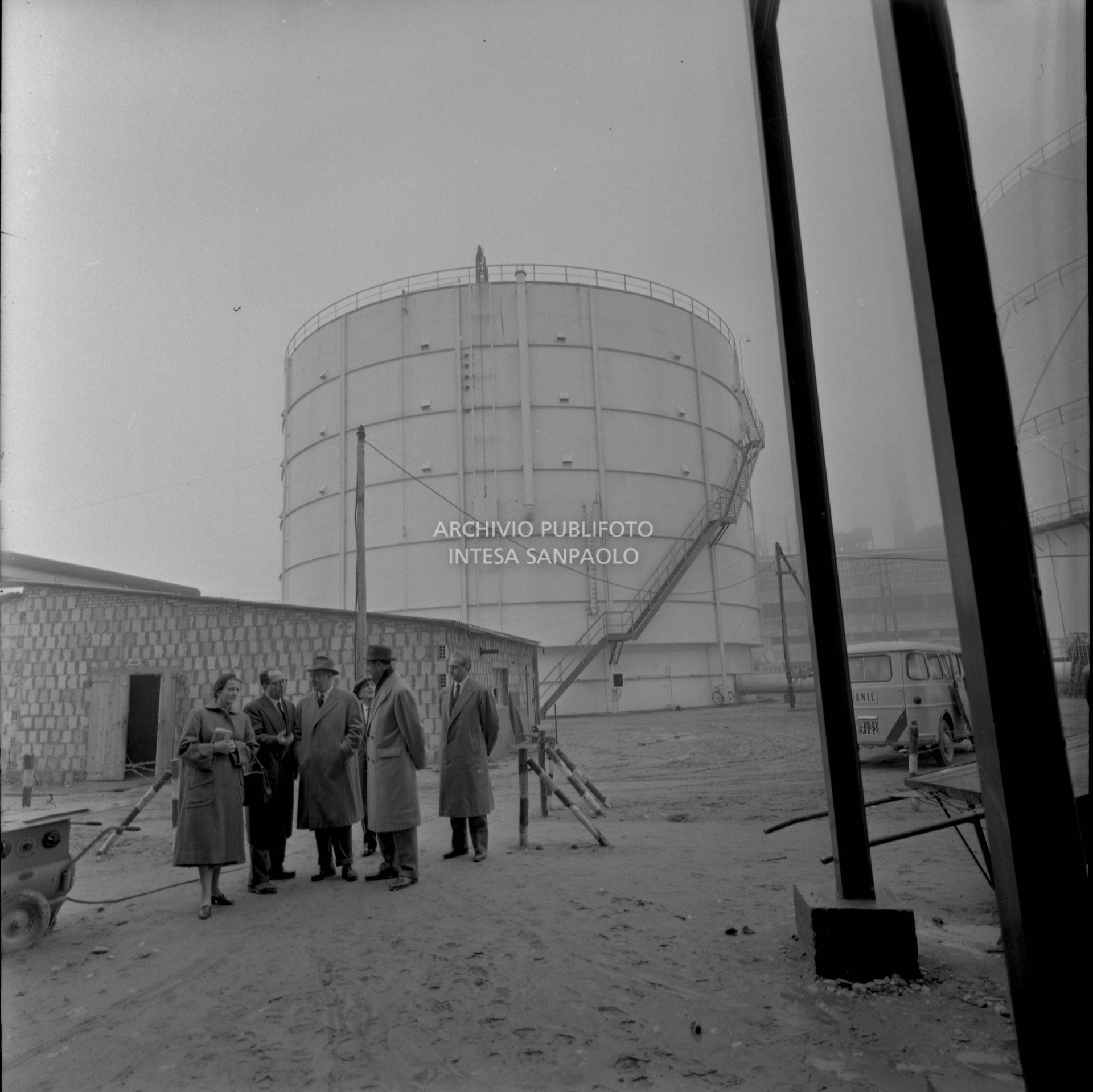 I visitatori all'esterno nello stabilimento; Eugenio Cefis è il secondo da destra<br>441574