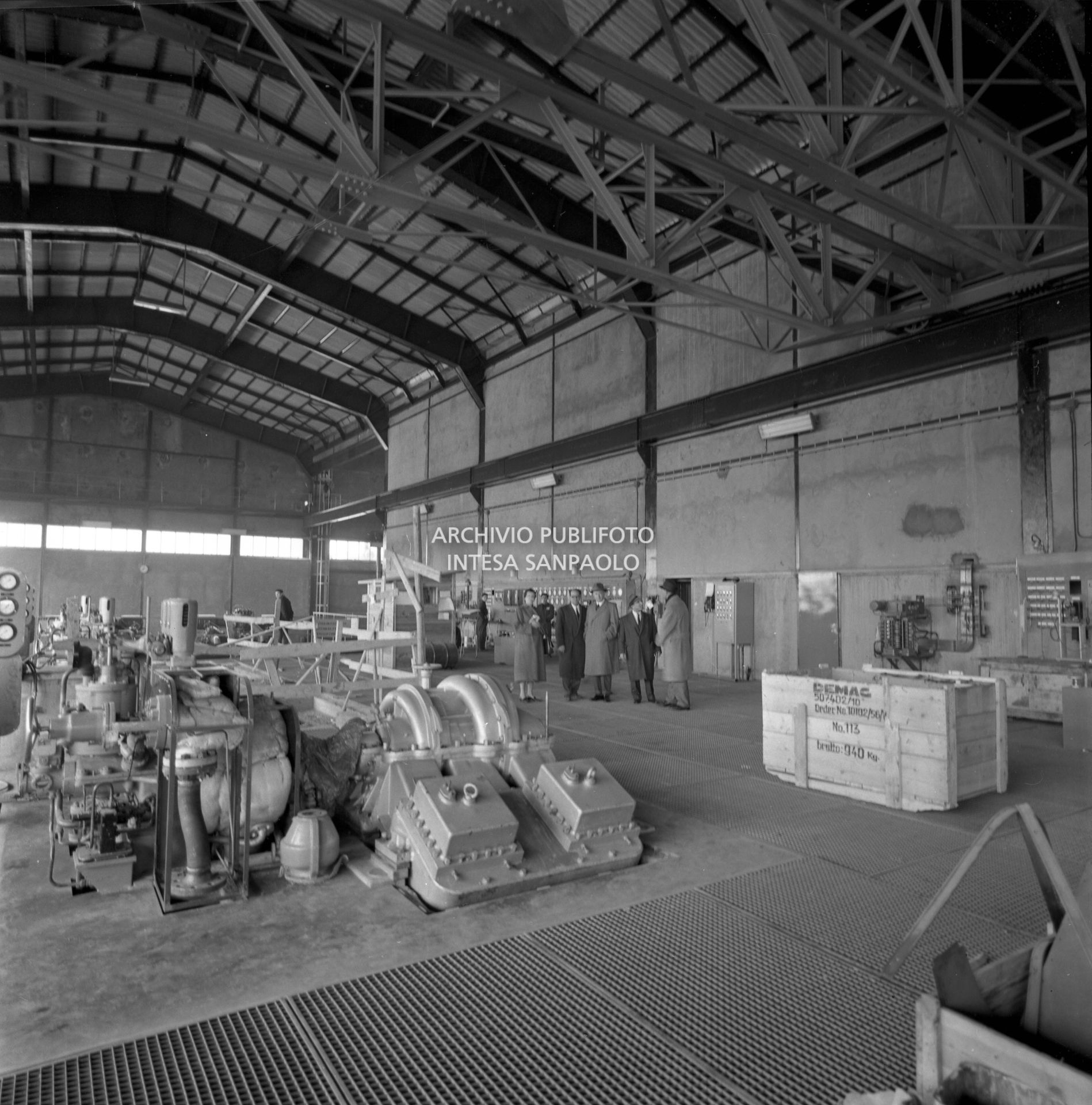 Interno dello stabilimento con i visitatori tra i macchinari<br>441575