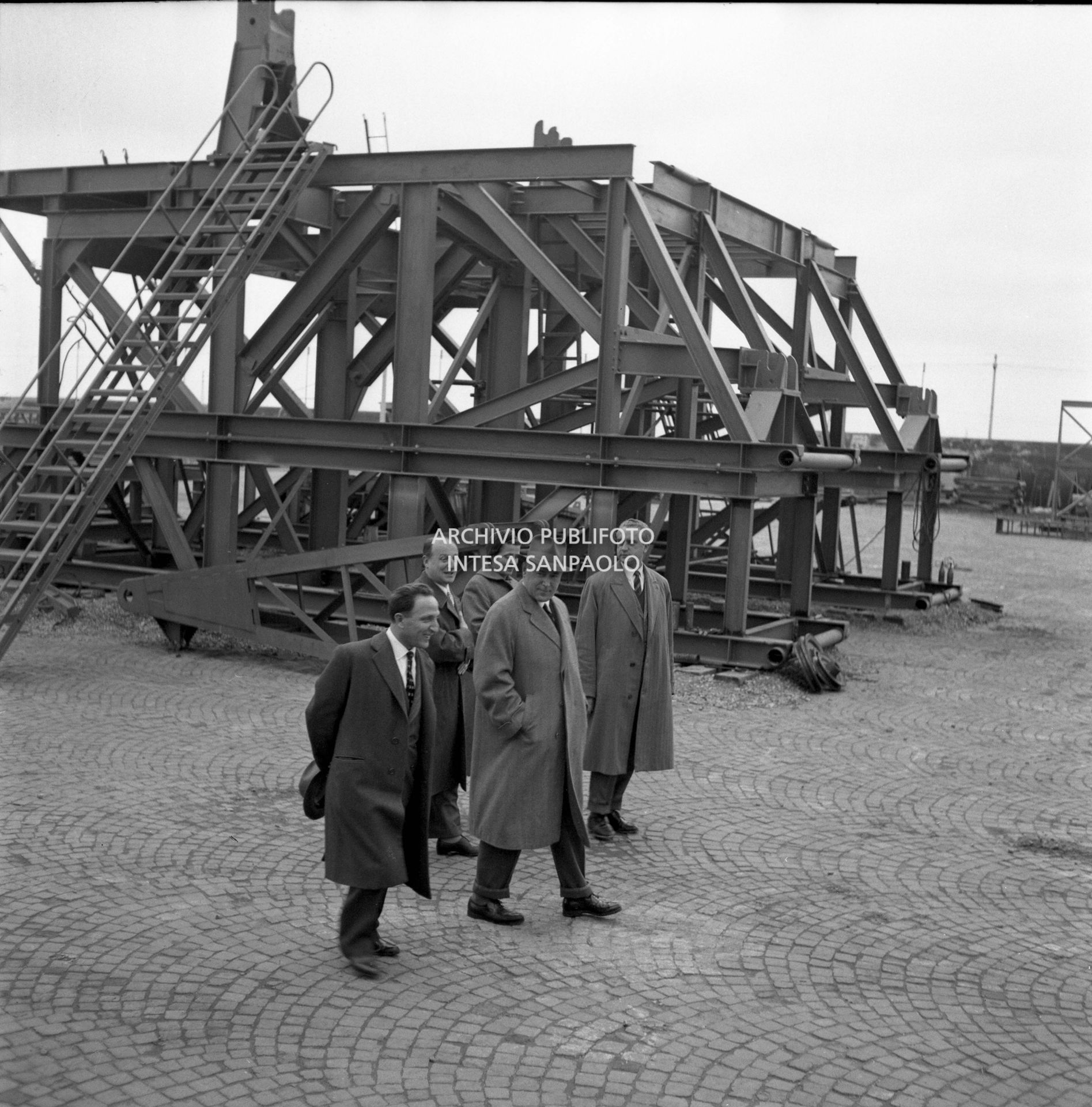 I visitatori camminano tra gli impianti esterni dello stabilimento<br>441577