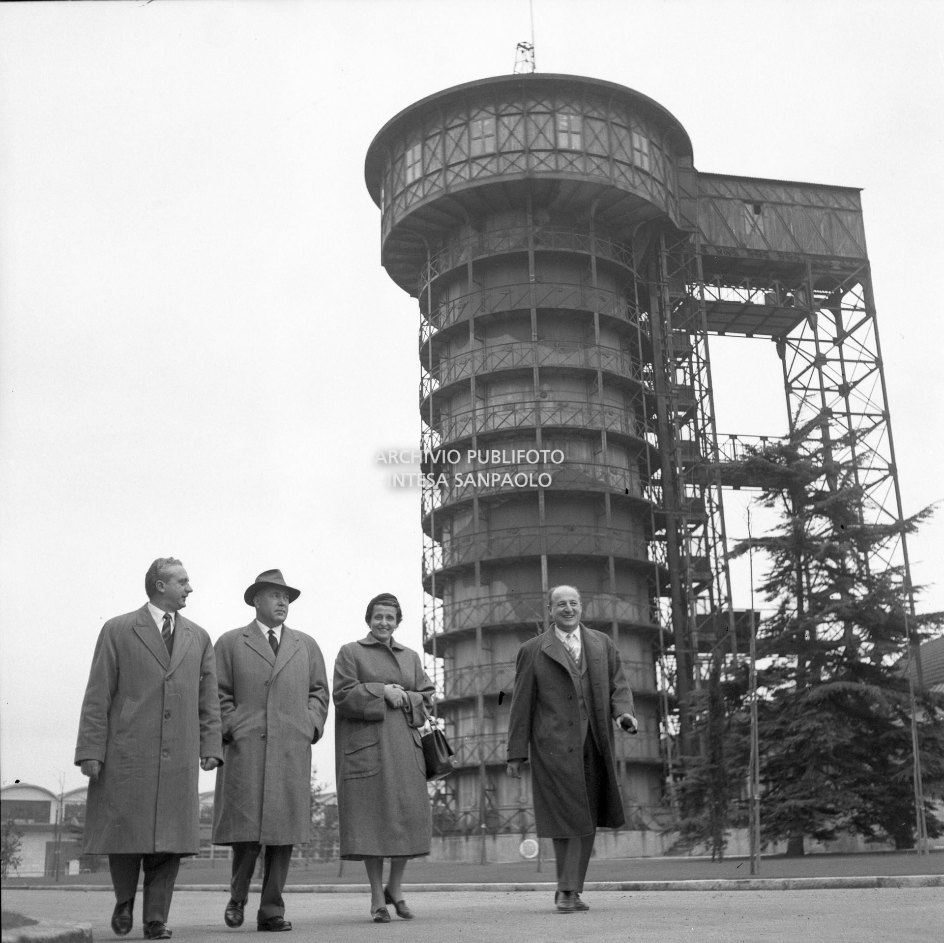 I visitatori camminano tra gli impianti esterni dello stabilimento<br>441578