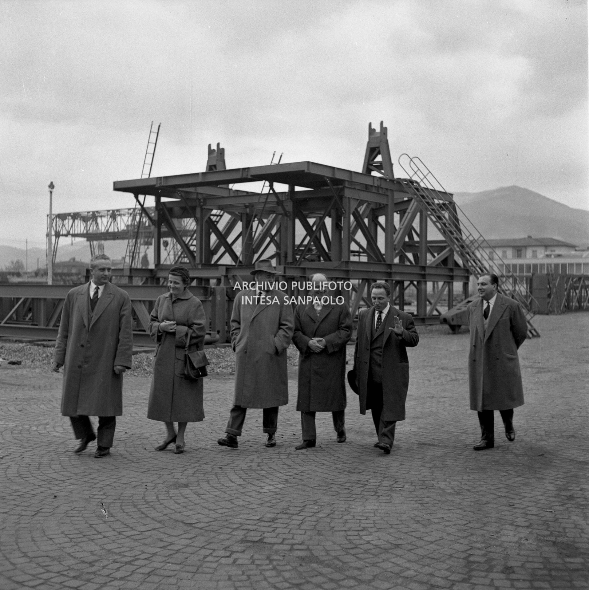 I visitatori camminano tra gli impianti esterni dello stabilimento<br>441579